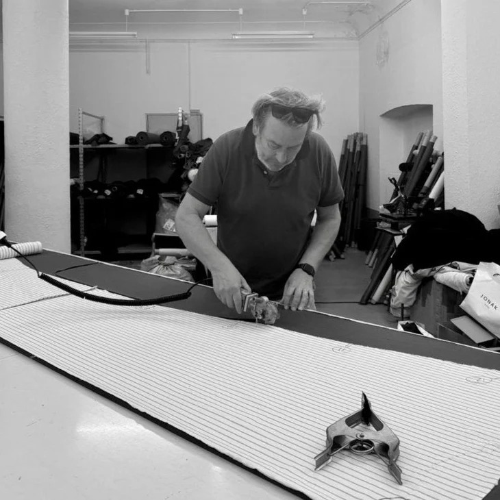 Guillaume Delaveaud, fondateur de La Housse à l'Ancienne, dans son atelier parisien