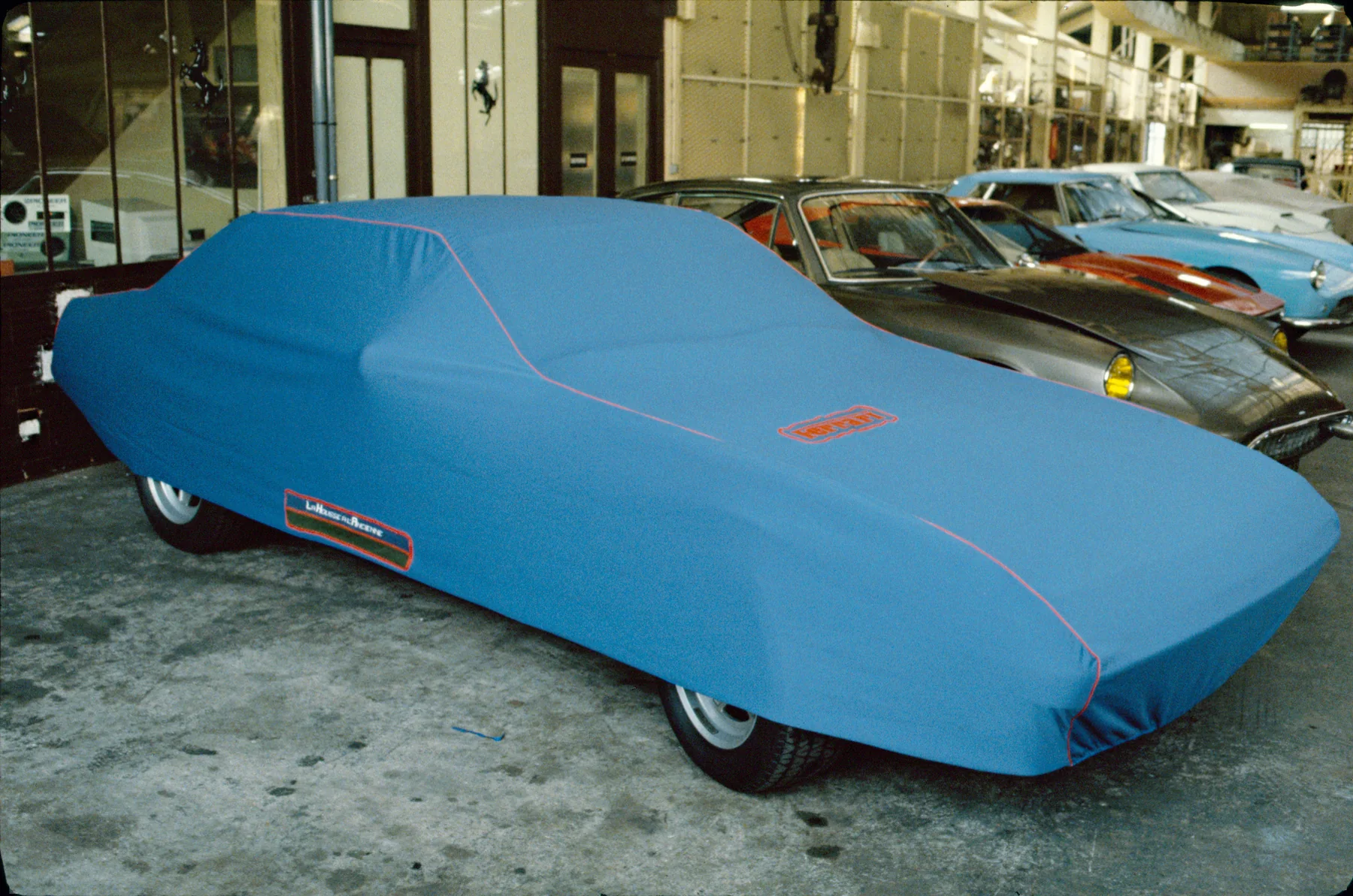 Housse de voiture sur mesure Ferrari bleue avec étiquette maison